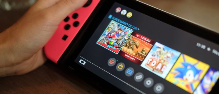 Eine Hand hält eine Nintendo-Switch