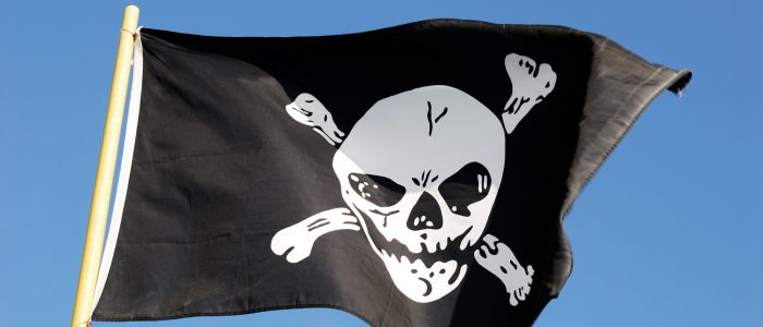 Eine Piratenfahne weht im Wind