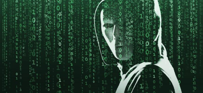 Anonymer Hacker vor abstraktem digitalem Hintergrund