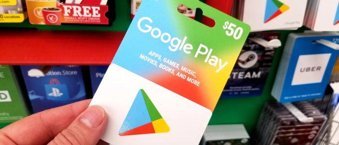 Eine Hand hält eine Google Play Geschenkkarte