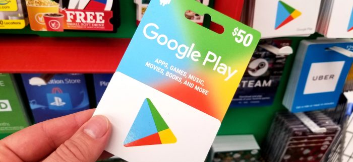 Eine Hand hält eine Google Play Geschenkkarte