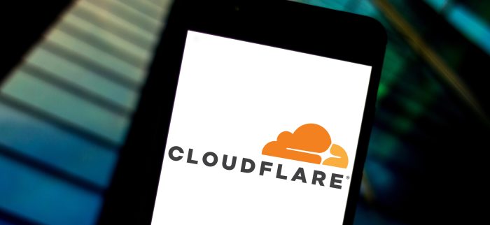 Das Cloudflare-Logo auf einem Smartphone