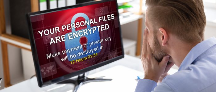 Besorgter Geschäftsmann schaut nach einem Ransomware-Angriff auf seinen Computer