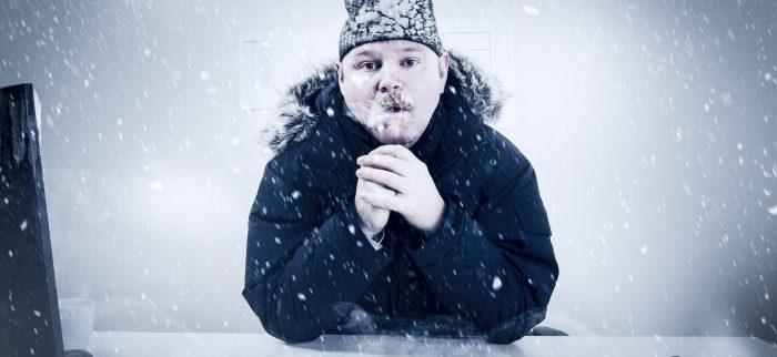 Geschäftsmann in einem kalten Büro mit Schnee und Eis