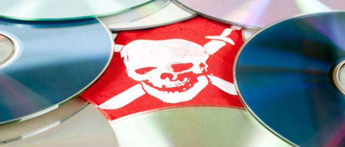 CDs liegen auf einer roten Piratenfahne