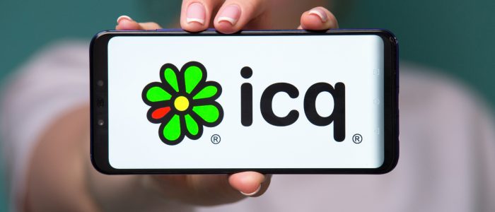 Logo des Messengers ICQ auf einem Smartphone