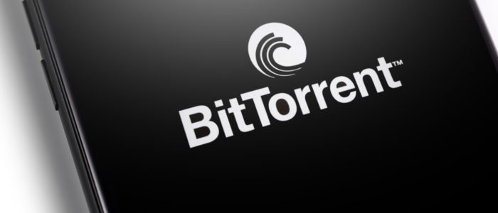 Nahaufnahme eines Smartphones mit BitTorrent-Logo