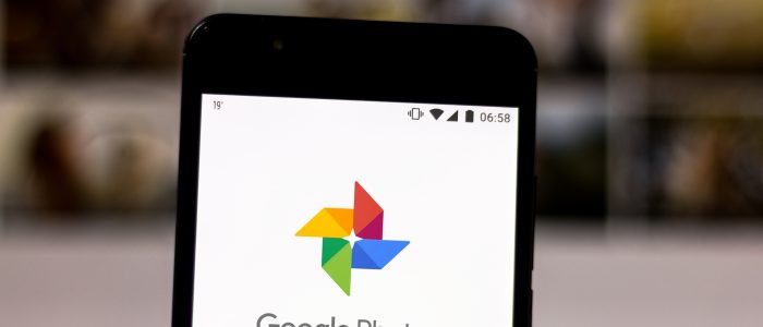 Das Logo von Google Fotos wird auf dem Display eines Smartphones angezeigt