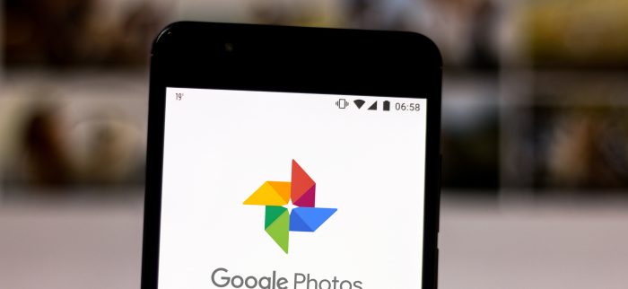Das Logo von Google Fotos wird auf dem Display eines Smartphones angezeigt