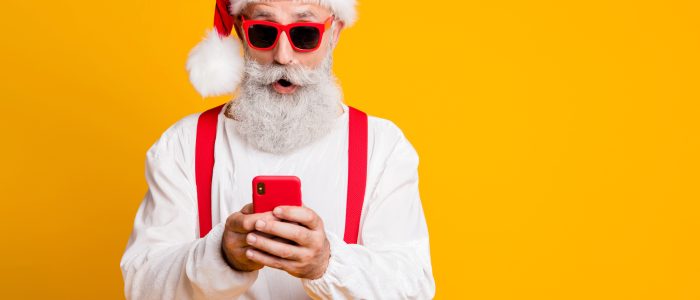 Weihnachtsmann mit Smartphone