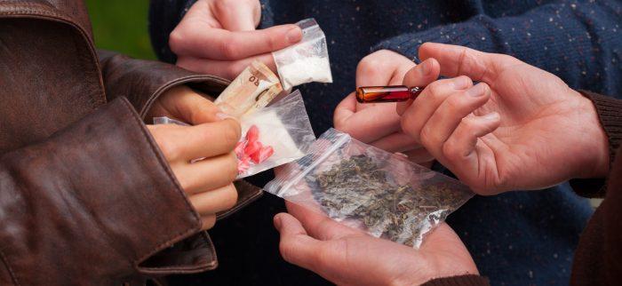 Drogendealer verkauft Pillen, Marihuana und Kokain
