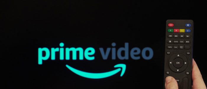 Das Logo von Amazon Prime Video und eine Fernbedienung