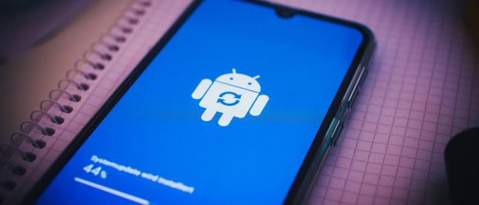 Ein Smartphone bei dem das Betriebssystem aktualisiert wird