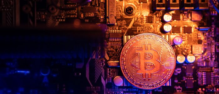 Bitcoin-Münze auf dem Motherboard eines PCs