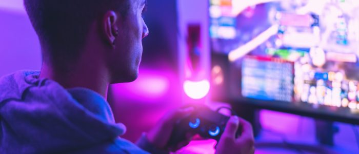 Twitch-Streamer spielt Online-Videospiele und streamt auf Twitch