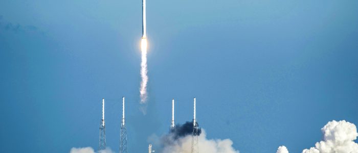 Falcon 9-Rakete und Dragon-Raumschiff von SpaceX heben ab