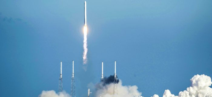 Falcon 9-Rakete und Dragon-Raumschiff von SpaceX heben ab