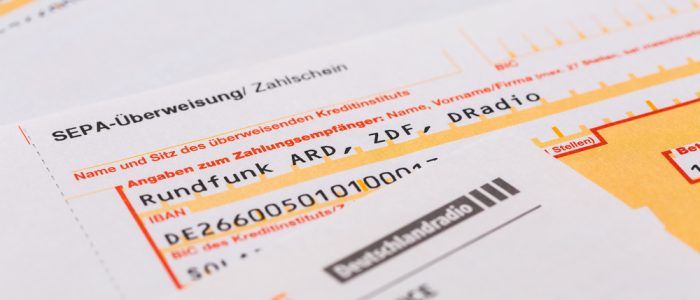 In schlechten Programminhalten sieht eine Beitragszahlerin Grund für eine Gebührenbefreiung