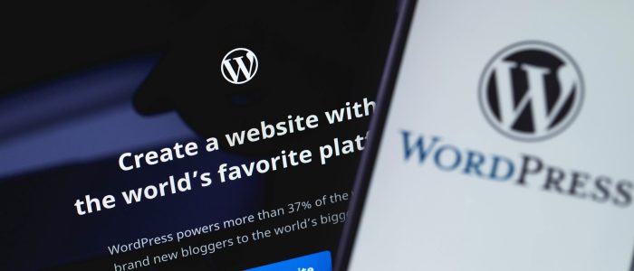 WordPress-Webseite auf dem Bildschirm eines Laptops und Smartphones