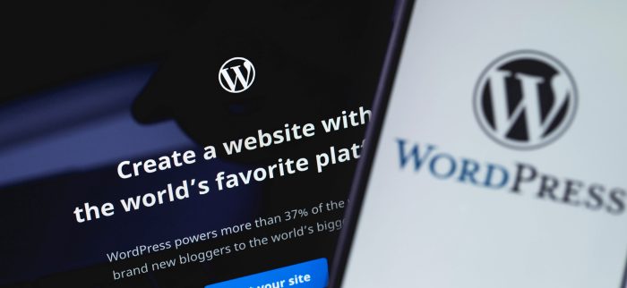 WordPress-Webseite auf dem Bildschirm eines Laptops und Smartphones