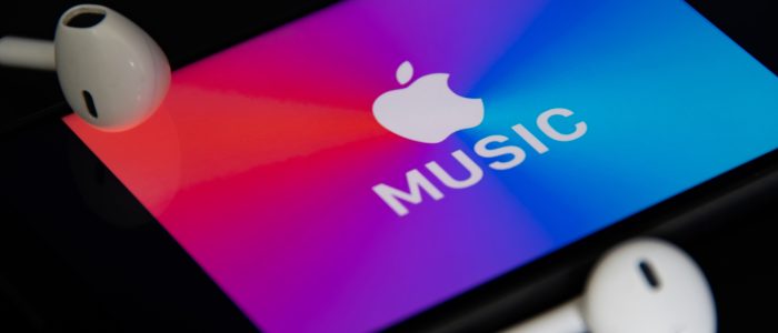 Nahaufnahme des Apple Music-Logos auf dem Display eines Smartphones