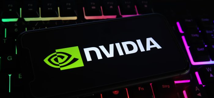 Nahaufnahme eines Handydisplays mit dem Logo von Nvidia