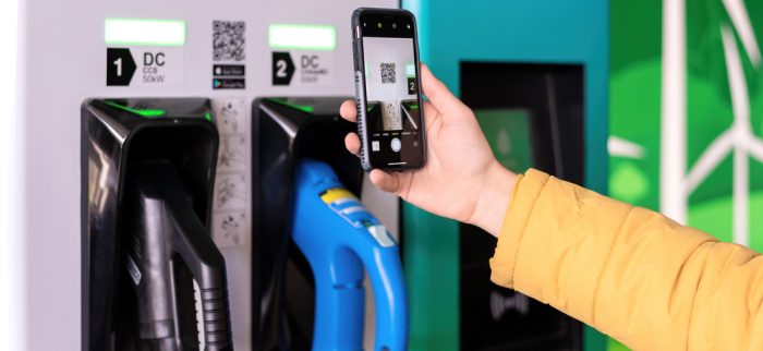 Quishing-Betrugsmasche: E-Auto Ladesäulen bergen gefakte QR-Codes