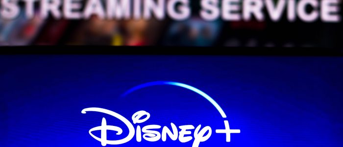 Das Disney Plus-Logo auf einem Fernseher