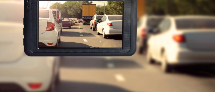 Dashcam zeichnet Blick durch die Frontcheibe des Autos auf