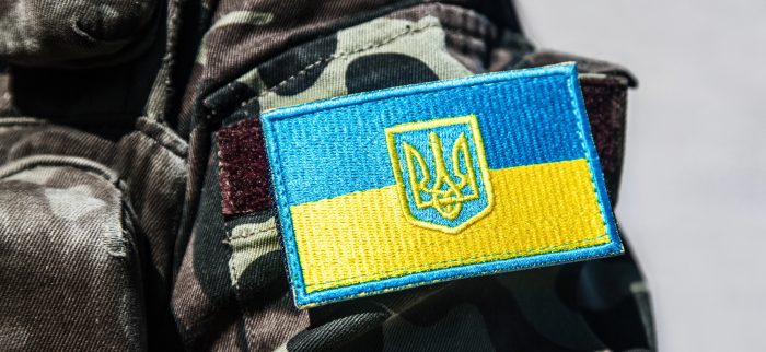 Militärabzeichen der ukrainischen Armee auf einer Uniform