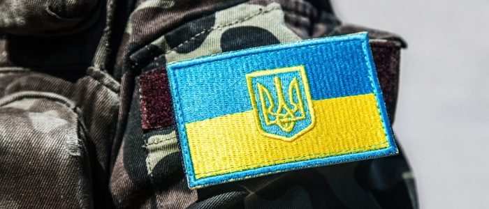 Militärabzeichen der ukrainischen Armee auf einer Uniform