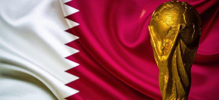 Fußball-Weltmeisterschaft vor dem Hintergrund der Flagge von Katar
