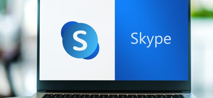Das Skype-Logo auf einem Laptop