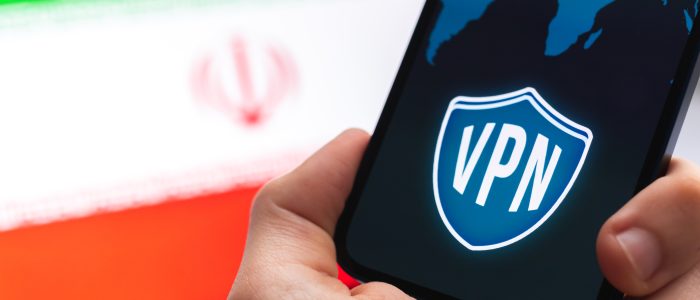 Handy mit VPN vor iranischer Flagge