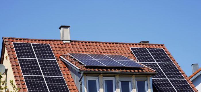 Haus mit Solaranlage auf dem Dach