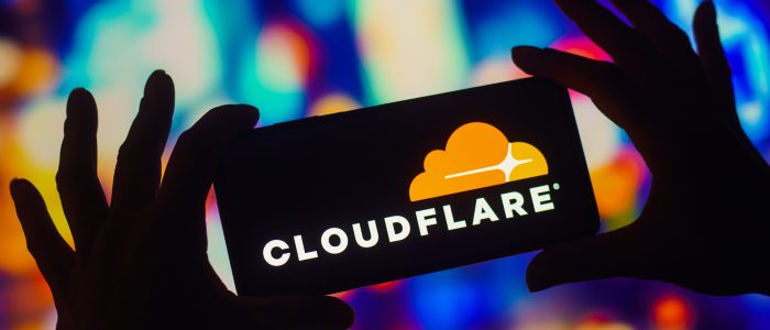 Das Logo von Cloudflare auf einem Smartphone