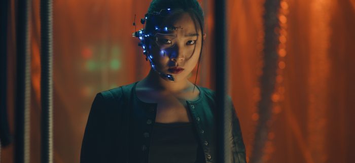 Cyberpunk-Girl in Lederjacke und Headset