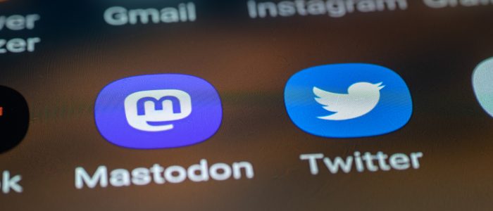 Mastodon und Twitter-Logo auf einem Smartphone