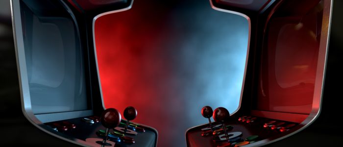 Zwei alte Spielautomaten mit Joysticks und Knöpfen zum Spielen von Retro-Spielen