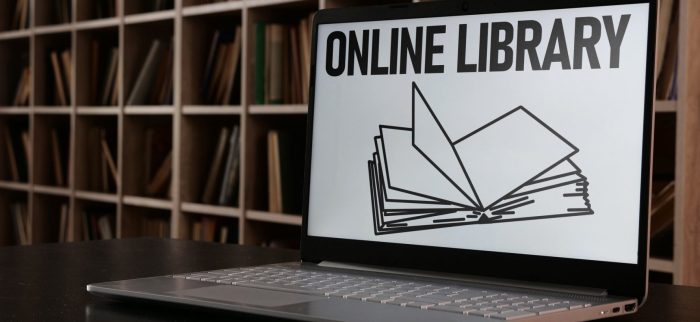 Auf einem Laptop steht "Online-Bibliothek"