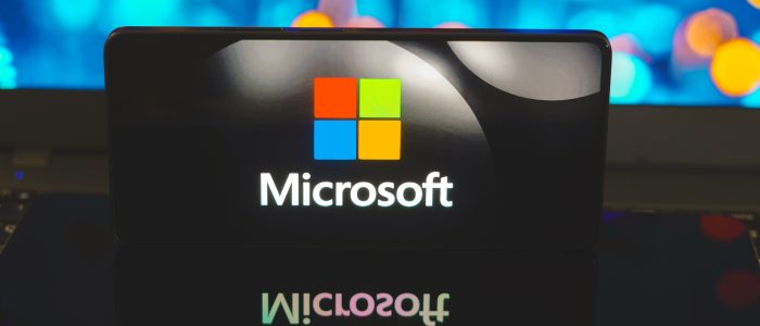 Das Microsoft-Logo wird auf dem Bildschirm eines Smartphones angezeigt