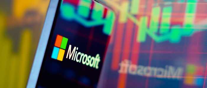 Das Microsoft-Logo erscheint auf dem Bildschirm eines Smartphones