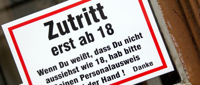 Auf einem Schild steht: "Zutritt erst ab 18"