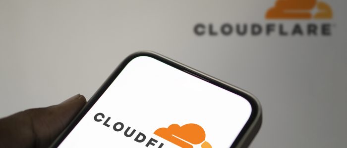 Das Cloudflare-Logo auf dem Smartphone