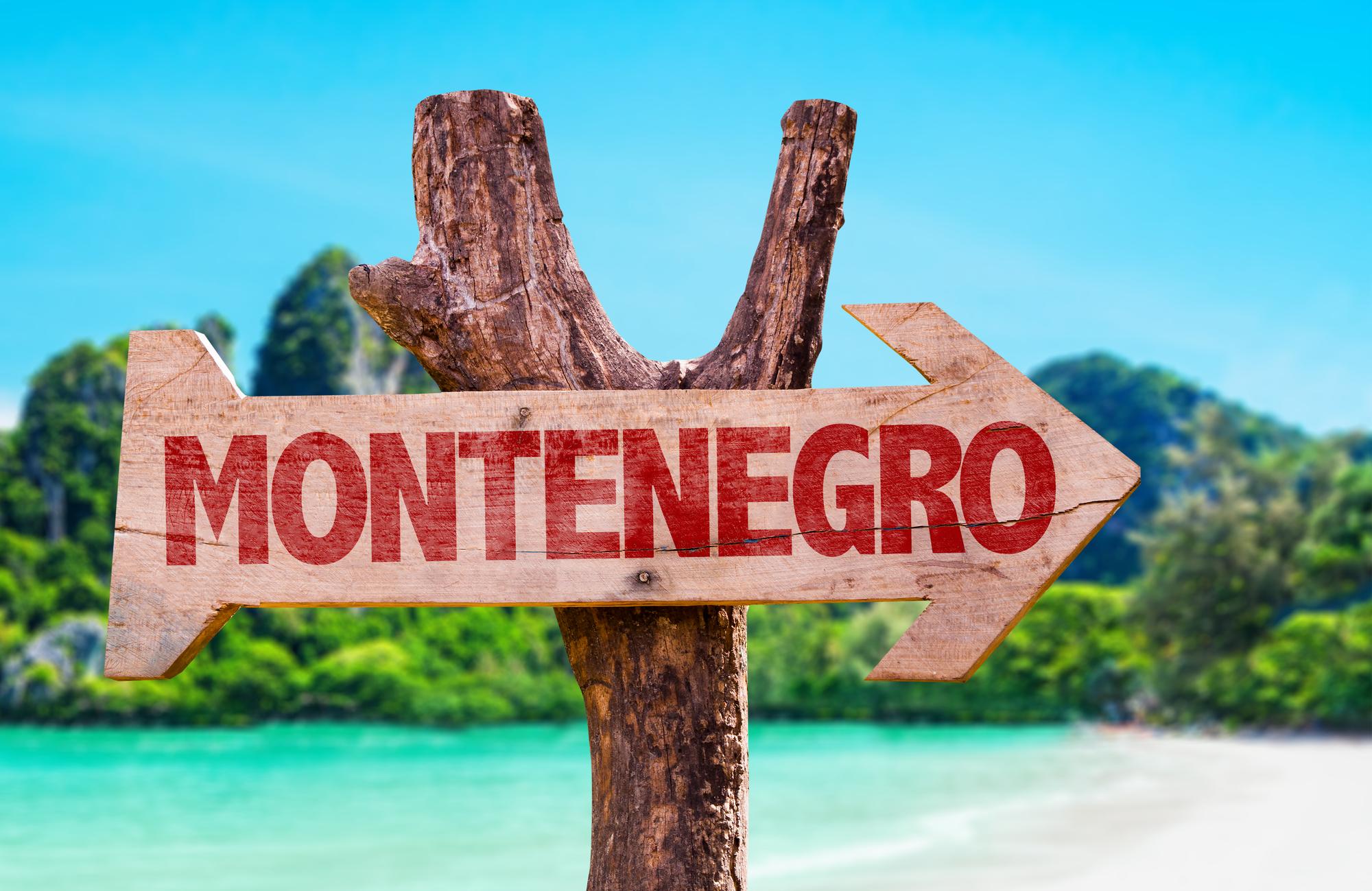 Montenegro Holzschild an einem wunderschönen Strand