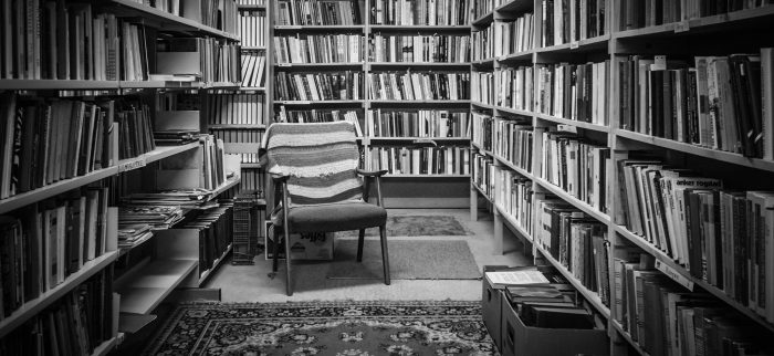 Ein Stuhl steht in einer Bücherei