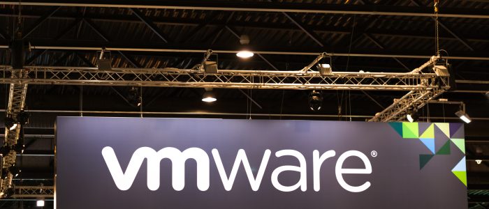 Das Logo von VMware auf einer Messe