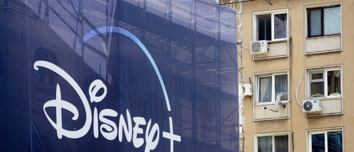 Eine Baustelle mit Disney+-Logo