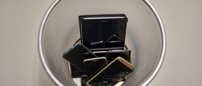 Elektroschrott im Mülleimer