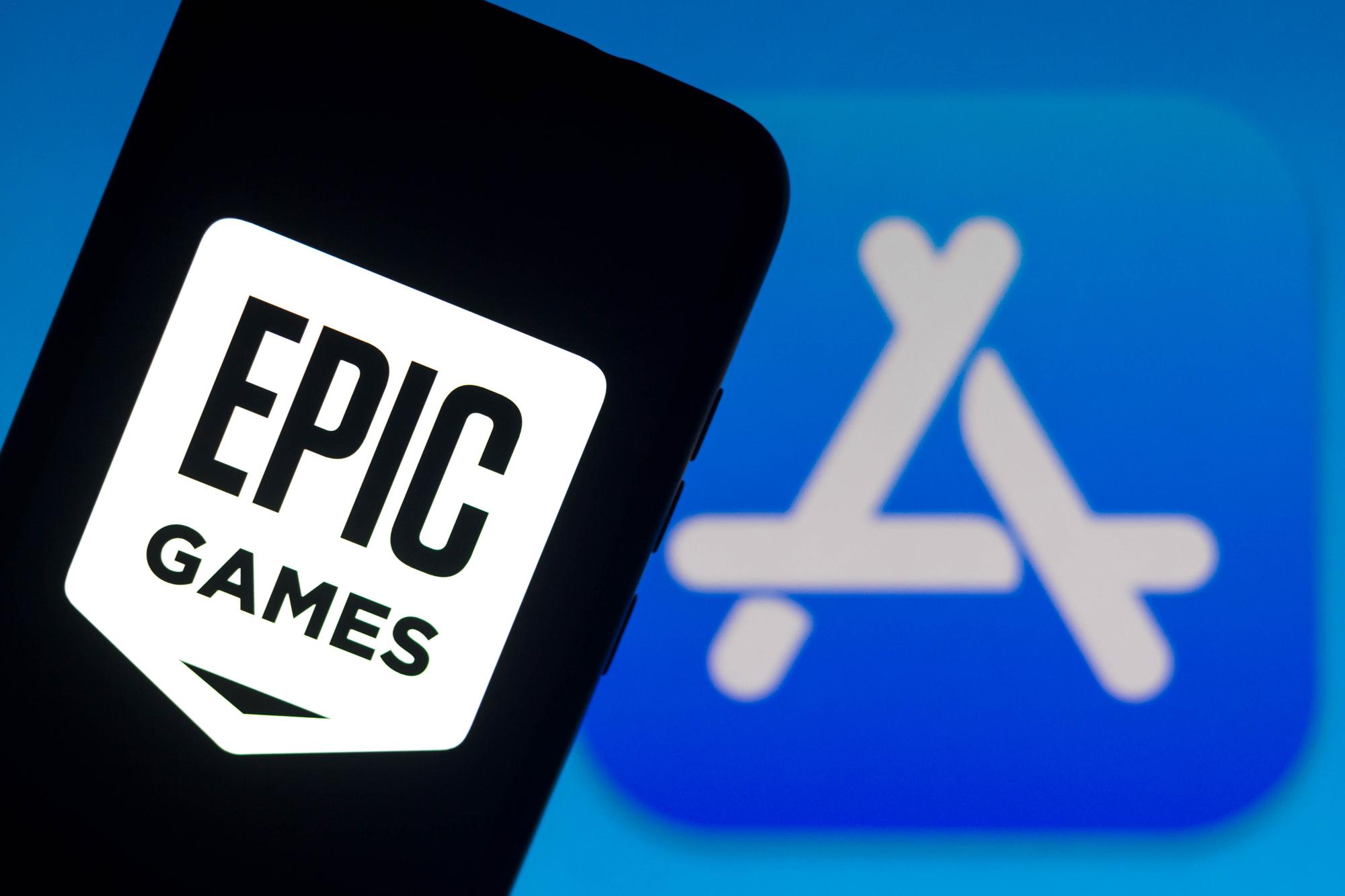 Smartphone mit Epic Games Logo und Apple App-Store Symbol im Hintergrund